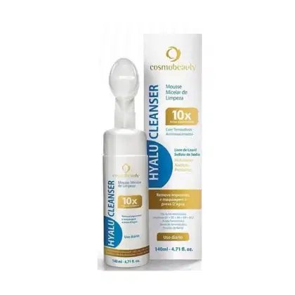 O produto apresentado é um Mousse Micelar de Limpeza da marca Cosmobeauty. O rótulo indica que o produto possui ação 10x, com sensibilidade anti-envelhecimento. Também menciona que o produto é livre de lauril sulfato de sódio e hidratante. Possui 140ml.