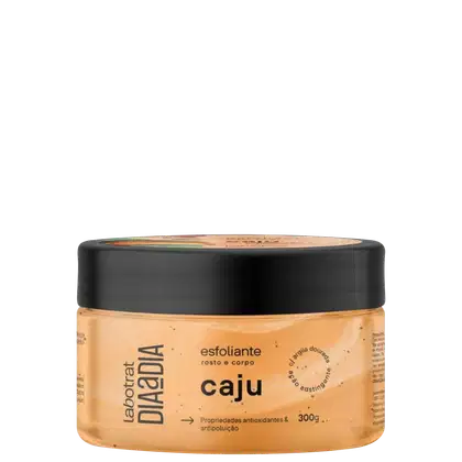 O produto apresentado é um esfoliante corporal da marca Labotrat, com o nome "Caju" impresso no rótulo. A embalagem é um pote preto com tampa, contendo 300g do produto.