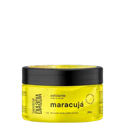 O produto exibido é um esfoliante corporal da marca Labotrat, com embalagem em formato de pote preto com tampa. A embalagem possui uma etiqueta amarela com o nome do produto "maracuja" e informações sobre sua função de renovação celular e efeito calmante.