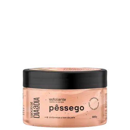 O produto apresentado é um esfoliante corporal da marca Labotrat, com o nome "Pêssego" impresso no rótulo. A embalagem é um pote preto com tampa, contendo um produto de cor rosada.