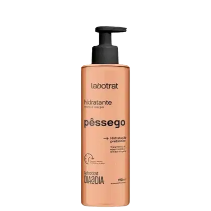 O produto mostrado na imagem é um hidratante corporal da marca Labotrat, com o nome "Pêssego" impresso no rótulo. A embalagem é um frasco plástico com um dispensador na parte superior, de cor laranja clara.