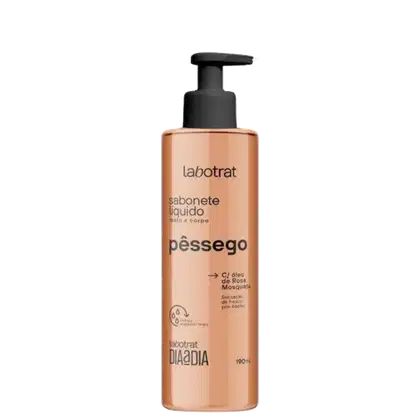 O produto apresentado é um sabonete líquido da marca Labotrat, com o nome "Sabonete Líquido Péssego" impresso no rótulo. A embalagem é um frasco com um dispensador na parte superior, de cor predominantemente laranja.