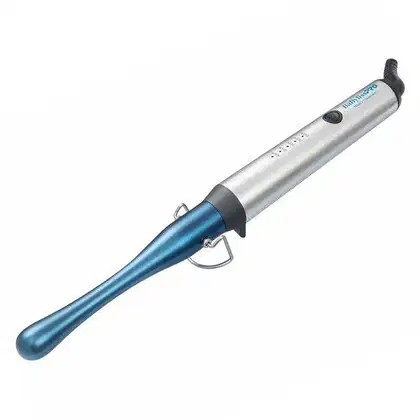 O produto tem um corpo cilíndrico alongado de metal prateado com detalhes em azul metálico na extremidade inferior. Na parte superior, há um cabo ergonômico.