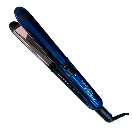 Chapa alisadora de cabelo elétrica azul escura da marca BaByliss Pro. O produto tem um formato alongado e cilíndrico com uma placa alisadora na extremidade. A carcaça é azul metálica brilhante.