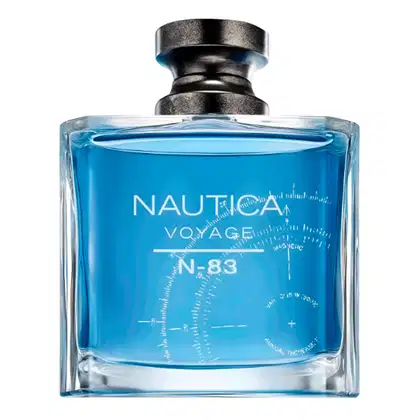 Perfume Nautica Voyage N-83 em frasco retangular de vidro transparente contendo líquido azul claro. Tampa preta fosca e detalhes prateados. Design minimalista e elegante com linhas retas e formas geométricas.