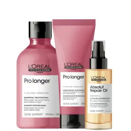 A imagem mostra um kit da L'Oréal Professionnel Pro Longer com um frasco arredondado de shampoo e  com uma bisnaga de condicionador, ambos de cor rosa escuro, rótulo branco e tampa preta. Além de um frasco plástico dourado com aplicador spray preto.