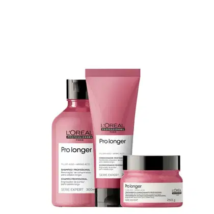 A imagem mostra um kit da L'Oréal Professionnel Pro Longer com um frasco arredondado de shampoo, uma bisnaga de condicionador um pote arredondado de máscara. Todos de cor rosa escuro, rótulo branco e tampa preta.