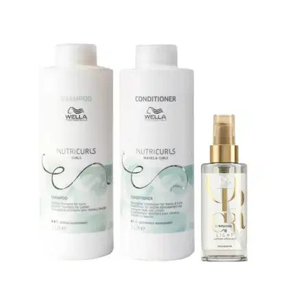 Dois frascos brancos de shampoo e condicionador da linha Nutricurls da Wella Professionals, com rótulos indicando o tipo de produto. Também há um frasco dourado de óleo para cabelos da linha Reflections da Wella.