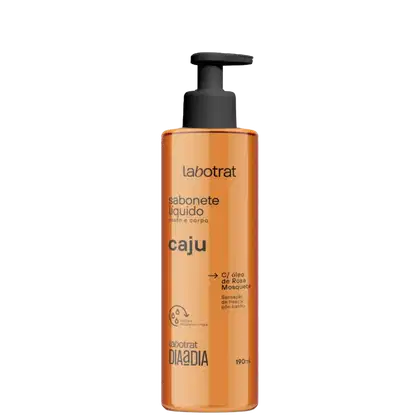 O produto apresentado é um sabonete líquido da marca Labotrat, com a fragrância Caju. A embalagem é um frasco com um dispensador na parte superior, com uma cor predominante laranja.