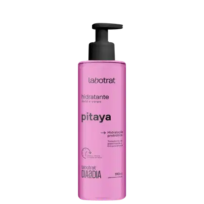 O produto apresentado é um hidratante corporal da marca Labotrat, com o nome "pitaya" impresso no frasco. O frasco é de cor rosa, com um rótulo que destaca a hidratação prebiótica como um dos benefícios do produto.