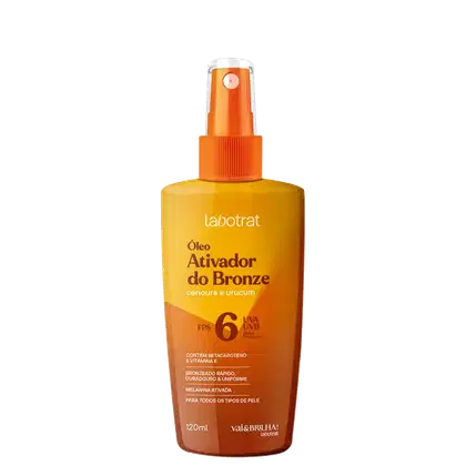 O produto mostrado é um óleo ativador do bronze da marca Labotrat. A embalagem é um frasco de plástico de cor amarela e laranja, com um rótulo que indica o nome do produto "Óleo Ativador do Bronze" e algumas informações sobre seus benefícios.