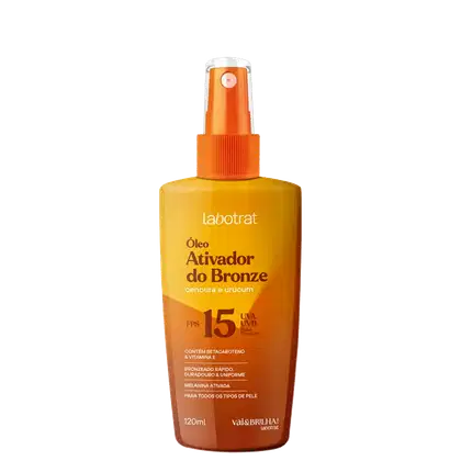 O produto apresentado é um óleo ativador do bronze da marca Labotrat. O frasco é de cor amarela e laranja, com um rótulo que indica o nome do produto "Óleo Ativador do Bronze" e algumas de suas características, como proteção UVA e UVB.