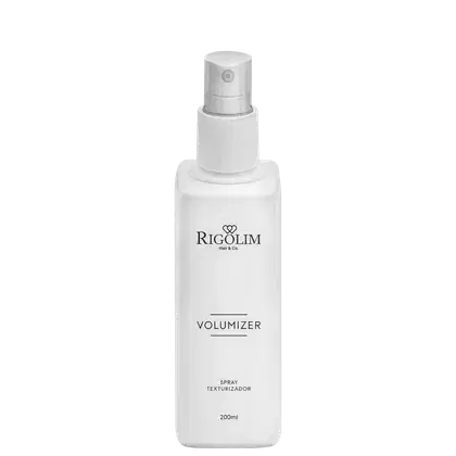 O produto apresentado é um spray texturizador da marca Rigolim Hair & Co., chamado "Volumizer". A embalagem é um frasco branco com um rótulo preto e branco, contendo 200ml do produto. O frasco possui um bico pulverizador na parte superior.