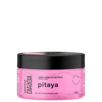 O produto apresentado é um sais espumantes de pitaya, da marca Labotrat. A embalagem é um pote preto com tampa, contendo um produto de cor rosa vibrante.