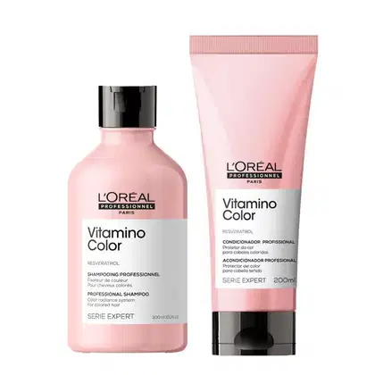 A imagem mostra dois produtos da linha Vitamino Color da L'Oréal Professionnel em frascos plásticos rosa com tampa preta, com rótulos brancos e letras pretas.