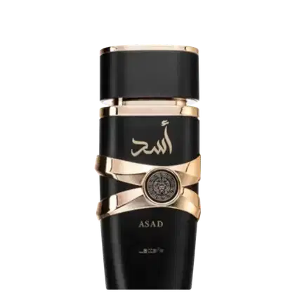 Frasco de perfume preto e dourado da marca Lattafa Perfumes, com o nome "Asad" em árabe e um selo dourado no centro. O design é elegante e minimalista, com detalhes dourados que realçam a embalagem.