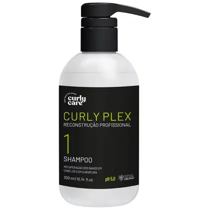 Shampoo para cabelos cacheados da linha Curly Plex da marca Curly Care. Embalagem plástica branca e preta com bomba dosadora preta. Rótulo preto com detalhes em verde, exibindo o nome do produto.
