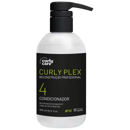 Produto de tratamento capilar Curly Plex da linha Curly Care. Frasco plástico branco e preto com bomba dosadora preta. Rótulo preto com detalhes em verde, exibindo o nome "Curly Plex Reconstrução Profissional".