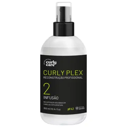 Produto de tratamento capilar Curly Plex da linha Curly Care. Frasco plástico branco e preto com aplicador spray. Rótulo preto com detalhes em verde, indicando "Curly Plex Reconstrução Profissional 2 Infusão".