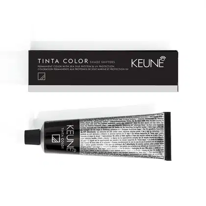 Produto de coloração permanente para cabelos Tinta Color da marca Keune. Embalagem retangular preta com detalhes em branco contendo o nome do produto e da marca.