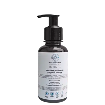 A imagem mostra um frasco de sabonete líquido da linha Imunee da marca Extraordinários Botanicals. O frasco é âmbar e possui uma bomba preta para dispensar o produto. O rótulo branco indica que é um "sabonete purificante corporal therapy".