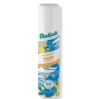 Shampoo a seco da marca Batiste, com o nome "Fresh" impresso no rótulo. A embalagem é um frasco branco cilíndrico, com um design gráfico colorido na parte frontal, incluindo elementos como ondas e limões, que sugerem uma fragrância cítrica e refrescante.