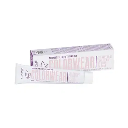 A imagem mostra uma embalagem e um tubo do tonalizante "Colorwear". A embalagem é predominantemente branca com detalhes em lilás e o nome do produto em letras grandes na cor rosa claro.