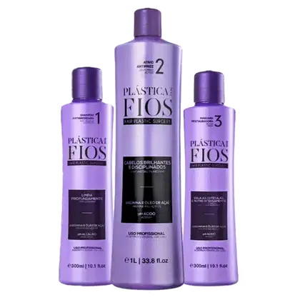 Três frascos de produtos de cabelo da linha Plastica Fios da Cadiveu Professional, com embalagens roxas e pretas. O produto central é um frasco de 1 litro com o nome "Plastica Fios" e informações sobre seu uso profissional.