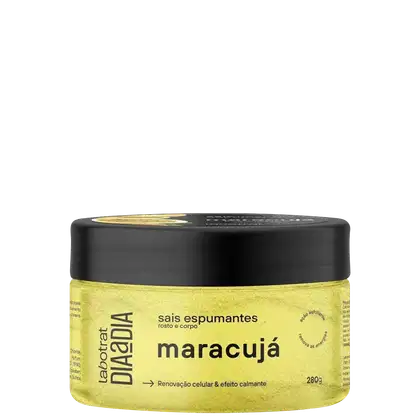 O produto apresentado é um sais espumantes para rosto e corpo da marca Labotrat, na fragrância de maracujá. A embalagem é um pote preto com tampa preta e rótulo amarelo.