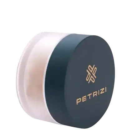 Embalagem cilíndrica do pó facial translucido da Petrizi Makeup. Logotipo da marca em dourado visível na embalagem.