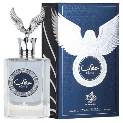 Frasco de perfume Al Wataniah com design elegante e embalagem azul escura com detalhes em prata. O frasco possui um bico em forma de asas de águia. A caixa exibe o nome da marca "Eqaab" em árabe e inglês, com o logotipo da águia.