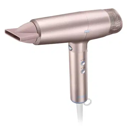 Secador de cabelo elétrico da marca Conair, com design cilíndrico em tom rosado, com botões de controle e entrada de ar na lateral. Possui cabo de alimentação e parece ser um modelo compacto e portátil.