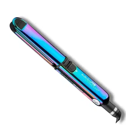 É uma chapinha de cabelo BaByliss Pro. O produto tem um corpo cilíndrico metálico com um acabamento iridescente em tons de azul, roxo e rosa.