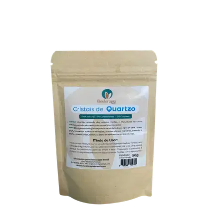 A imagem mostra uma embalagem de papel kraft do esfoliante cristais de quartzo da marca Oleoterapia Brasil.  A embalagem contém 50g do produto, informações e instruções de uso.
