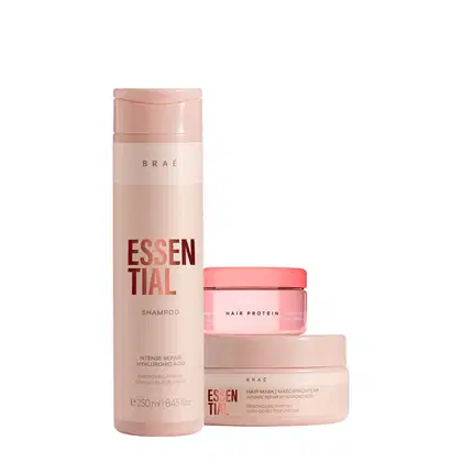 Conjunto de produtos para cabelos da marca Brae. Shampoo Essential em embalagem cilíndrica rosa claro. Hair Protein em pote rosa vibrante e máscara capilar em pote rosa claro.