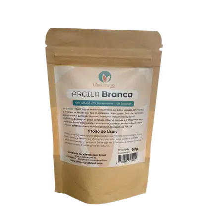 A imagem mostra uma embalagem de papel kraft da Argila Branca. O rótulo apresenta algumas informações como benefícios, modo de uso e sinaliza que o pacote tem 50g