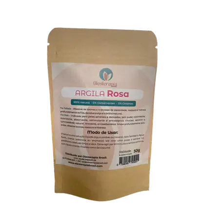 A imagem mostra uma embalagem de papel kraft da Argila Rosa. O rótulo apresenta algumas informações como benefícios, modo de uso e sinaliza que o pacote tem 50g.