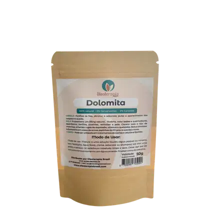 A imagem mostra uma embalagem de papel kraft da Dolomita em Pó. O rótulo apresenta algumas informações como benefícios, modo de uso e sinaliza que o pacote tem 50g