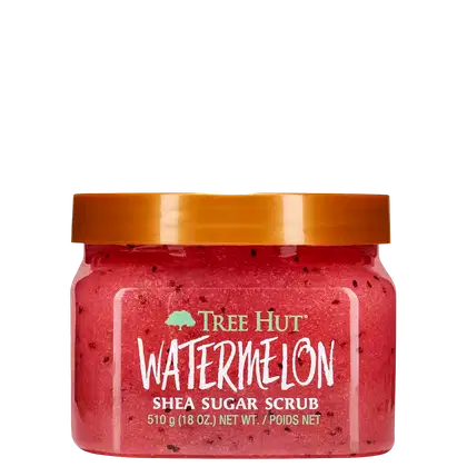 Produto de esfoliação corporal Tree Hut Watermelon Shea Sugar Scrub. Embalagem transparente com tampa laranja brilhante. O frasco contém um esfoliante de açúcar de cor rosa vibrante com pequenas sementes escuras visíveis.
