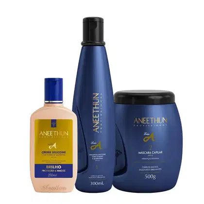 Creme de silicone em um frasco bege de 250ml, um shampoo de silicone com tutano e queratina em um frasco azul escuro de 300ml, e uma máscara capilar em um pote azul escuro de 500g.