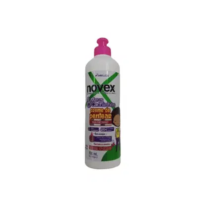 A imagem mostra o Creme para Pentear Novex Meus Cachinhos Creme de Pentear 300ml, da Embelleze. O frasco tem o fundo branco, com detalhes em verde e rosa e ilustração de uma criança com cabelo cacheado.