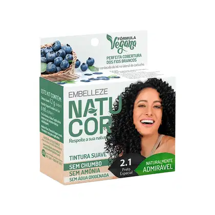 A imagem mostra a embalagem da Tintura Embelleze Natucor 2.1 Preto Especial, com tons de verde e branco e a imagem de uma modelo com cabelos cacheados pretos. O produto é anunciado como uma fórmula vegana, suave, sem chumbo, amônia ou água oxigenada.