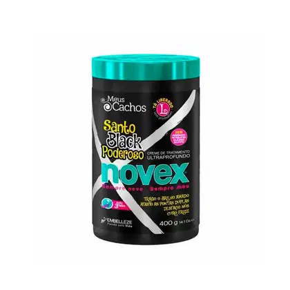 A imagem mostra o Creme de Tratamento Novex Santo Black Poderoso 400g, da marca Embelleze. O frasco é preto com detalhes em verde, amarelo, rosa e branco. Contém informações sobre suas propriedades e benefícios, incluindo "Óleo de Semente de Baobá".