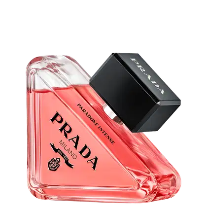 Frasco de perfume Prada Paradox Intense, com design triangular em vidro vermelho translúcido e embalagem preta com logotipo da marca. Produto de beleza da linha Prada.