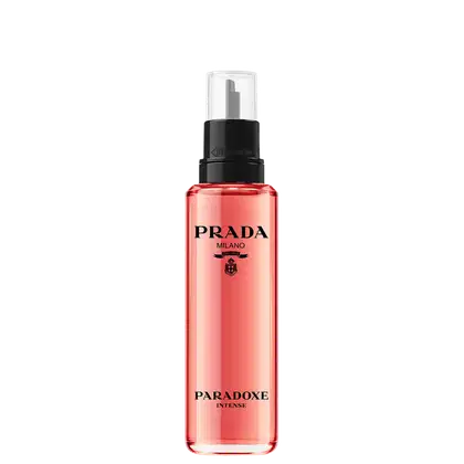Frasco de perfume Prada Paradoxe Intense, com design preto e vermelho, contendo texto "PRADA MILANO" e "PARADOXE INTENSE" na embalagem.