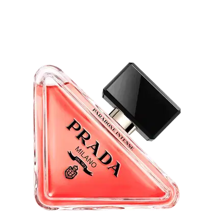 Frasco de perfume Prada Milano com design triangular em vidro transparente, contendo líquido vermelho brilhante. O rótulo preto destaca o nome da marca "PRADA" em letras grandes.