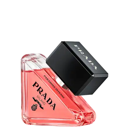Frasco de perfume Prada Paradoxe Intense em formato triangular, com líquido rosa vibrante. Embalagem preta com logotipo da marca em destaque. Produto de beleza da linha Prada.