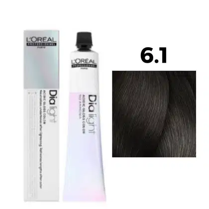 Produto de coloração de cabelo da linha L'Oréal Professionnel Dialight. Há uma caixa branca e um frasco plástico branco com o logotipo da marca e o nome "Dialight". Ao lado, há um swatch de cor 6.1, que representa um tom castanho escuro.