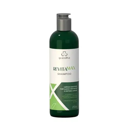 Frasco de shampoo Revitamax da marca Grandha, com embalagem verde e branca. Rótulo indica que o produto promove limpeza suave, fortalecimento e revitalização do sistema capilar.