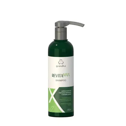Frasco de shampoo Revitamax da marca Grandha, com embalagem verde e branca, contendo 480ml do produto. O rótulo apresenta o nome do produto e informações sobre sua função de limpeza suave e revitalização do sistema capilar.